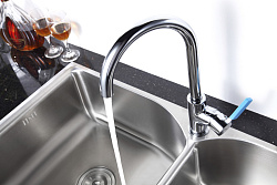 AURA Смеситель для кухни с поворотным изливом, высота излива 23 см, длина 19 см, 7 смен цвет наклад