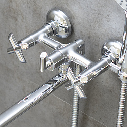 PRACTICA Смеситель для ванны с плоским изливом 30 см, двуручк., повор.перекл., латунь/хром, LM7541C