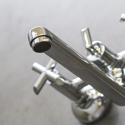 Смеситель для ванны с плоским изливом 20 см, двуручковый, поворотный переключатель, латунь/хром